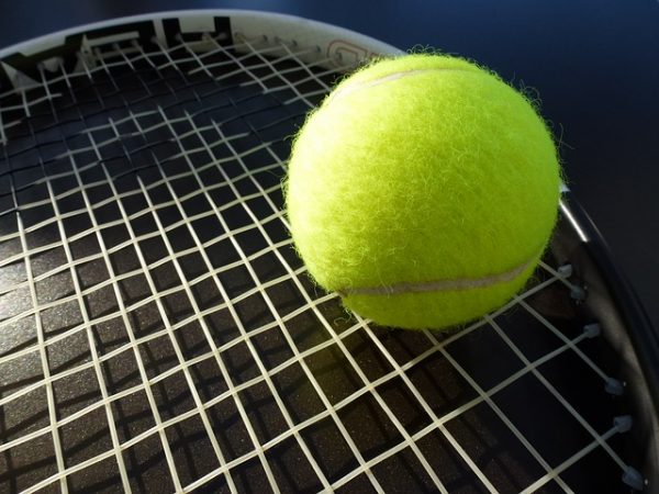 balle et raquette de tennis